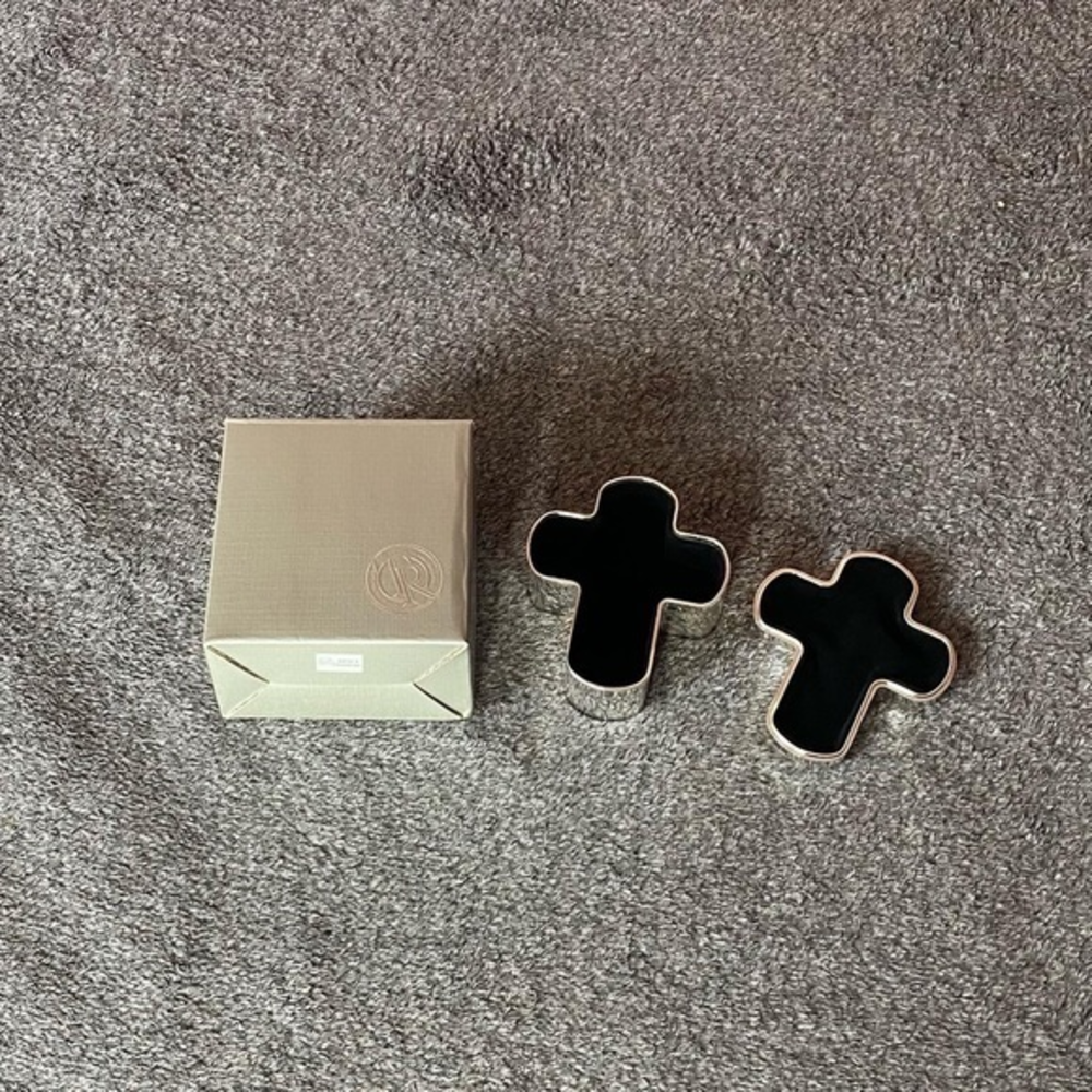 NEW Things remembered silver cross with black suede jewelry box ( OS )‎